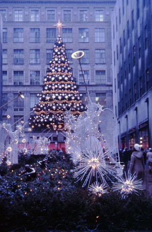 Rockefeller_Center_Christmas_tree,_New_York,_1970_-_Flickr_-_PhillipC