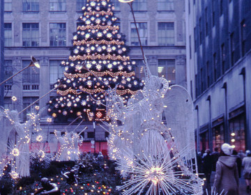 Rockefeller_Center_Christmas_tree,_New_York,_1970_-_Flickr_-_PhillipC